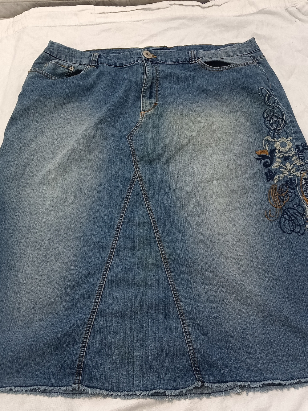 Avenue Jeans Blue Denim Midi Skirt Embroidered Floral Detail Boho Size 22